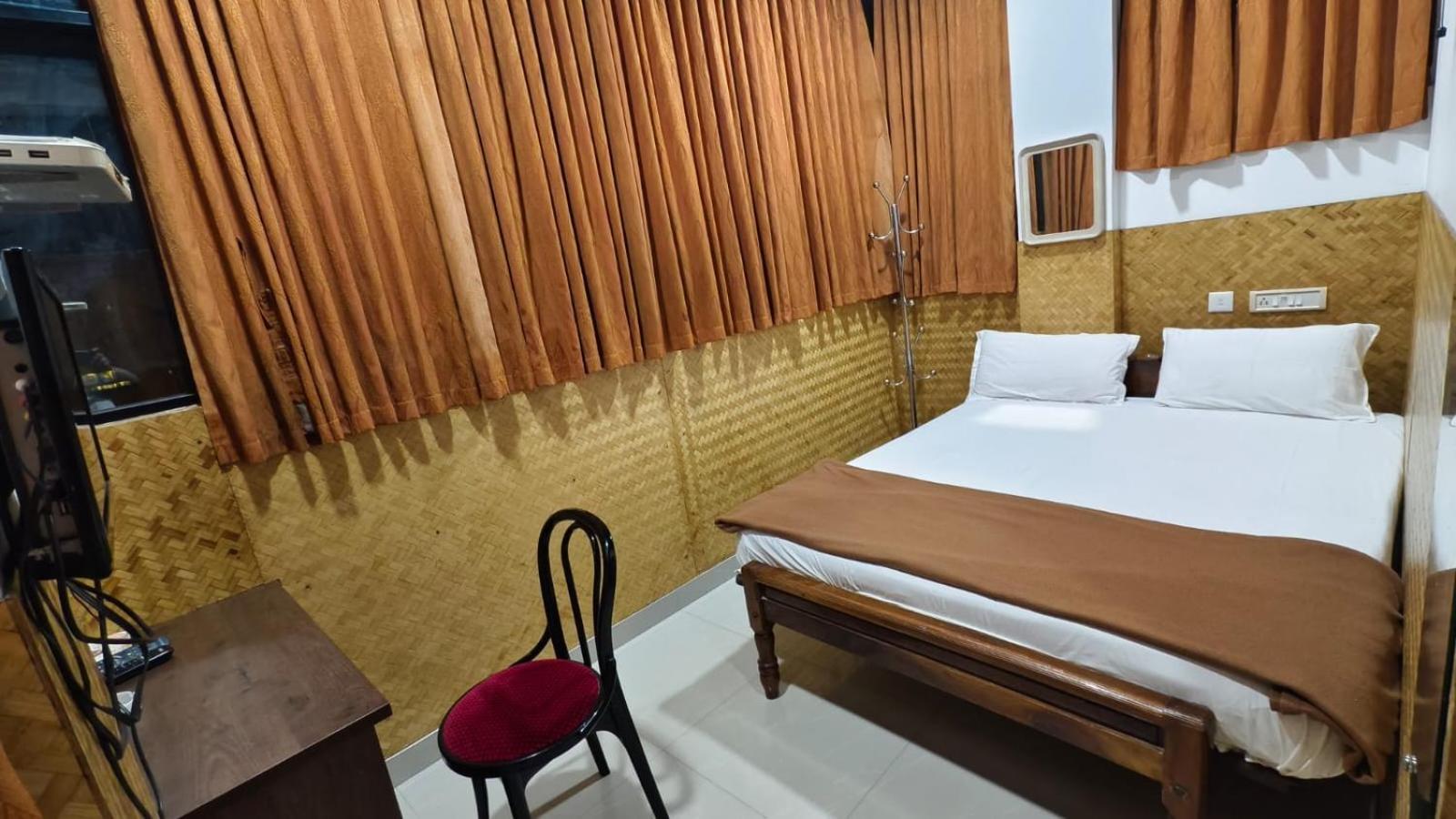 Hotel Dolphin Residency à Thekkady Extérieur photo