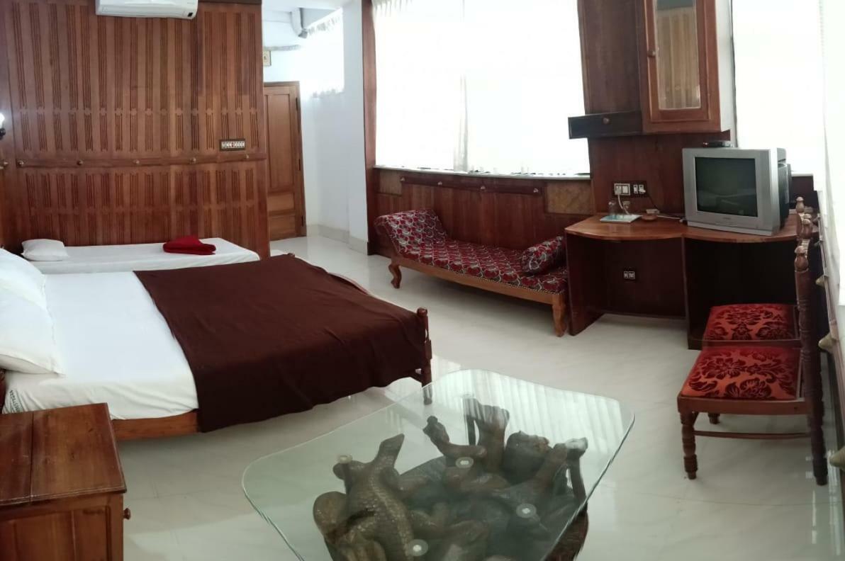 Hotel Dolphin Residency à Thekkady Extérieur photo