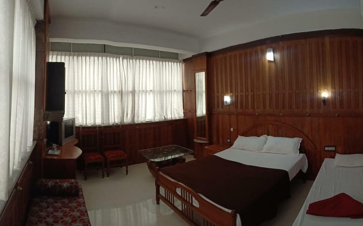 Hotel Dolphin Residency à Thekkady Extérieur photo